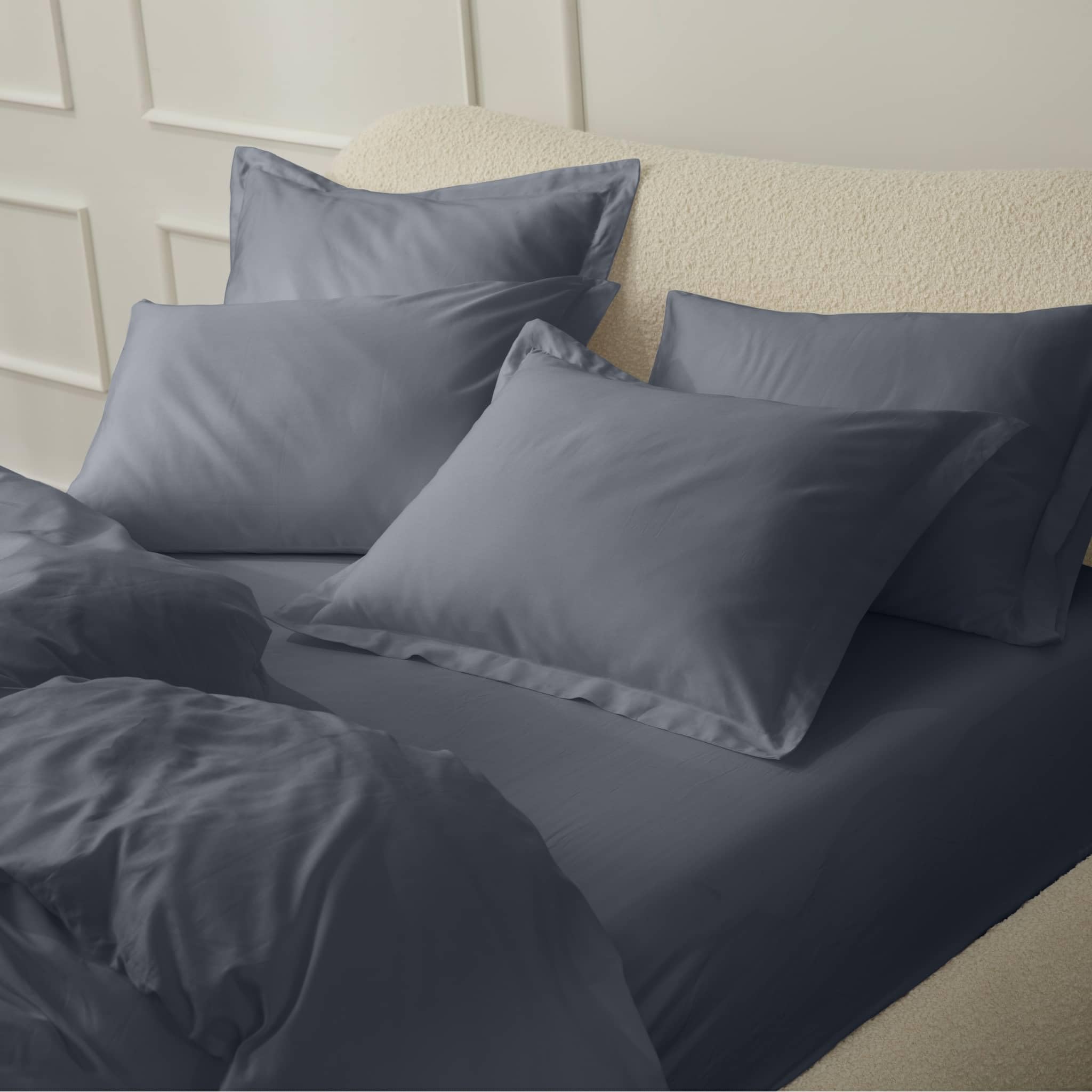 Percale Duvet Bundle. Three-Sided Zipper Opening. Corner Snap System. Luxury Duvet
